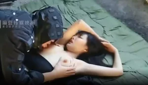 Nữ điệp viên Trung Quốc bị cưỡng hiếp em nữ bị anh ấy bắt nằm và hôn vú
